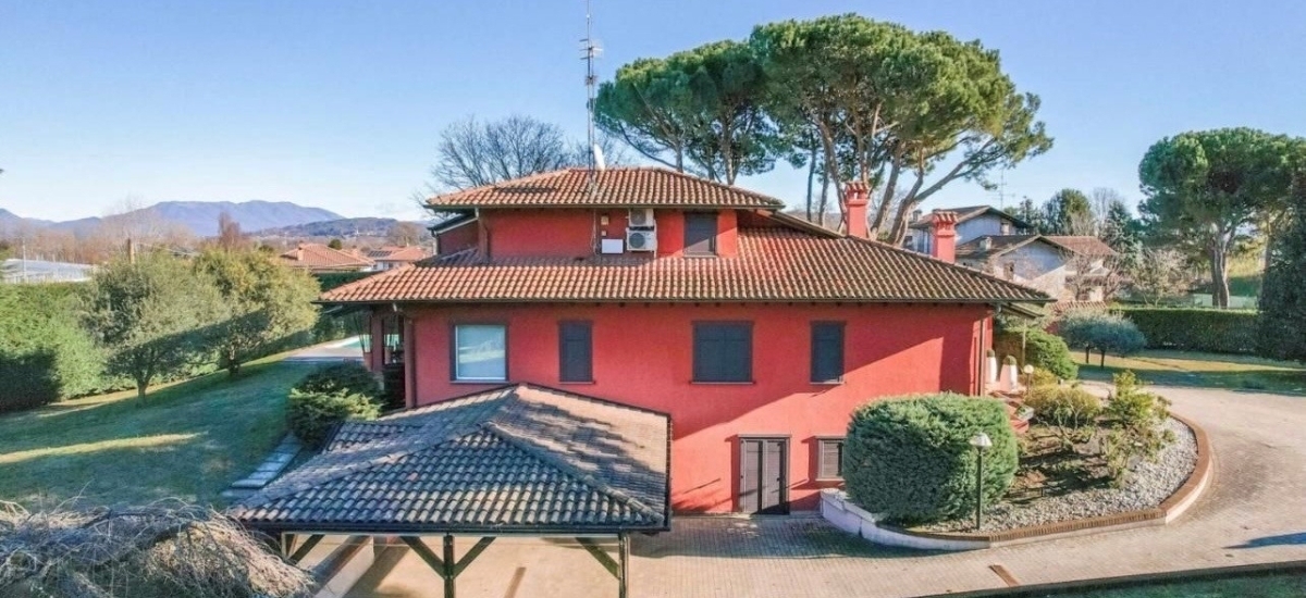 VILLA CON AMPIO GIARDINO A BREVE DISTANZA DA ARONA LAGO MAGGIORE